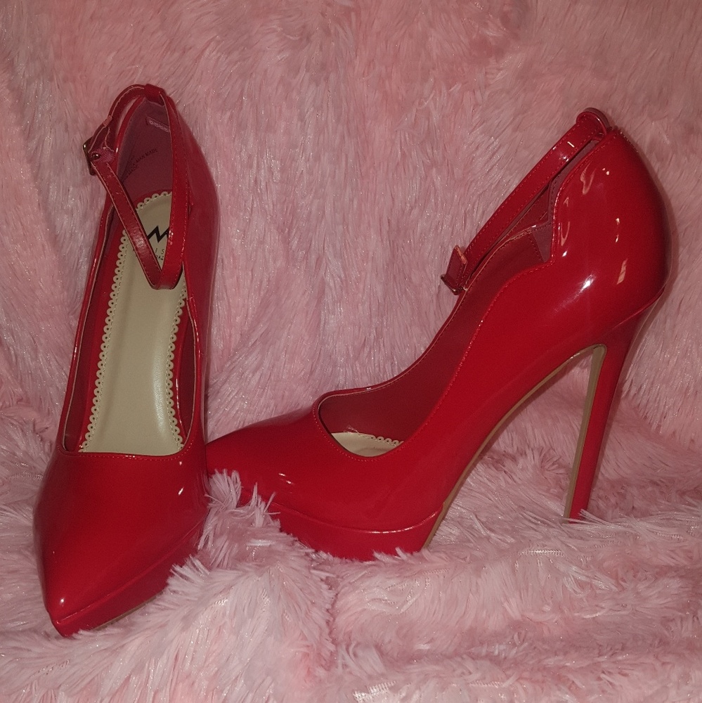 *SOLD*NWOT Red patent leather heel